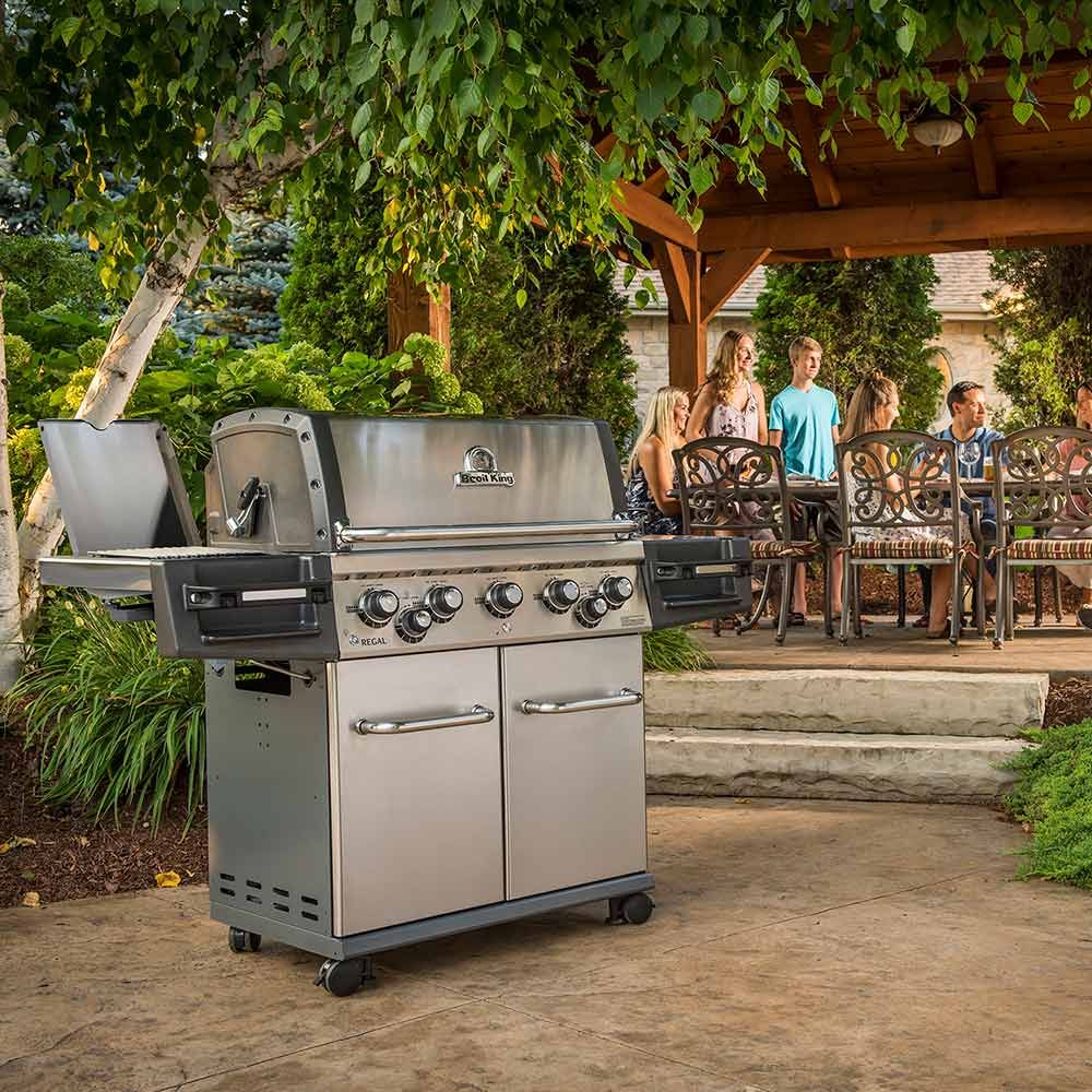 Broil King Regal S590 Pro Infrared 5-Burner Freestanding Gas Grill 32-Inches